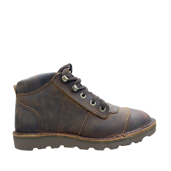 A brown leather lace-up boot designed for rugged outdoor use, featuring a durable sole and constructed with attention to comfort and durability.
'n Bruin leer-veterboot wat ontwerp is vir robuuste buiteluggebruik, met 'n duursame sole en gebou met aandag aan gemak en duursaamheid.
