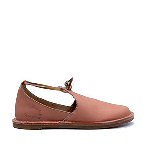 A women's leather shoe with a flat sole and natural pink color, designed by Hedgehogs.