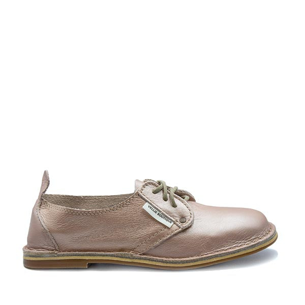 A Rosegol-colored, low-top leather vellie with a lace-up closure and a flat sole.